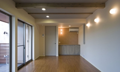埼玉県和光市の区画整理地の家 (梁を露出した1階寝室)