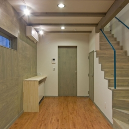 新宿区百人町の家（敷地12坪の家） (1階の居室（LDK）は階段と一体に)
