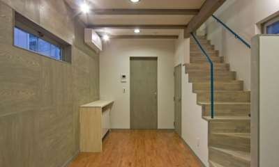 新宿区百人町の家（敷地12坪の家） (1階の居室（LDK）は階段と一体に)