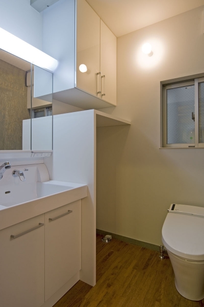 白で統一された洗面脱衣室 (新宿区百人町の家（敷地12坪の家）)