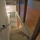 新宿区百人町の家（敷地12坪の家）の写真 2階の居室から見下ろす階段