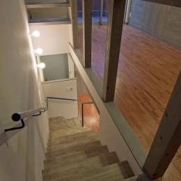 新宿区百人町の家（敷地12坪の家） (2階の居室から見下ろす階段)