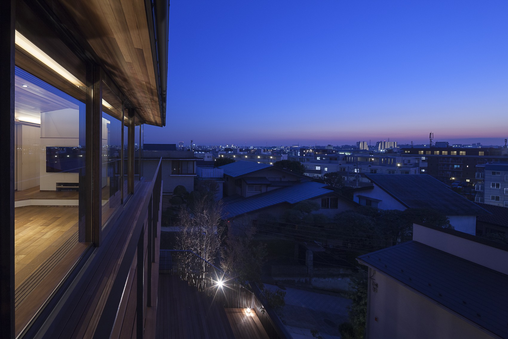 アウトドア事例：バルコニーからの夕景（東京の崖地に浮かぶ絶景の住処）