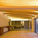 住宅地に建つコートハウス（通り抜け土間のある家）の写真 連続する2×10材の垂木とLED照明で天井を演出