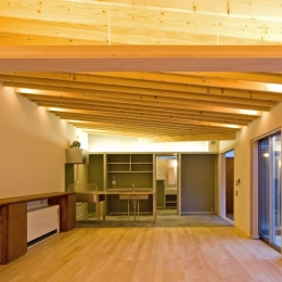 住宅地に建つコートハウス（通り抜け土間のある家） (連続する2×10材の垂木とLED照明で天井を演出)