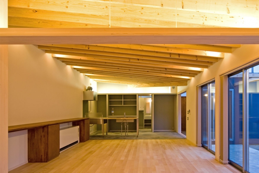 リビングダイニング事例：連続する2×10材の垂木とLED照明で天井を演出（住宅地に建つコートハウス（通り抜け土間のある家））
