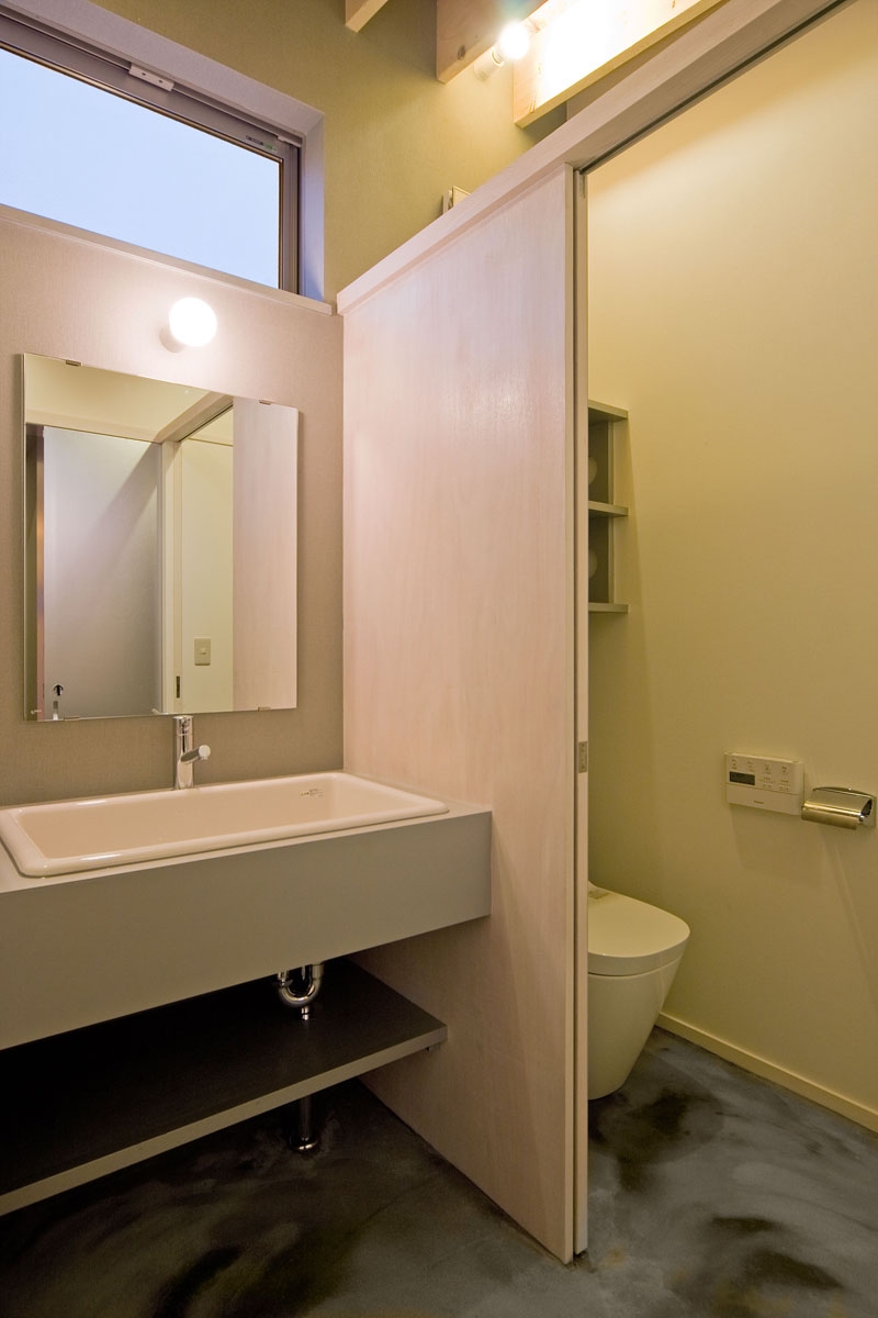 バス/トイレ事例：学校用の実験流しを採用した洗面スペース（住宅地に建つコートハウス（通り抜け土間のある家））