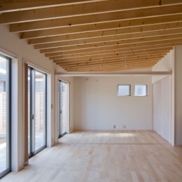 住宅地に建つコートハウス（通り抜け土間のある家）-屋根の構成材に垂木（2×10材）が連続する天井