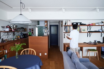 リビングダイニングキッチン＋ワークスペース (直感と趣味を大切にした家作りは、一人暮らしならではの醍醐味。)
