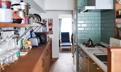 キッチン奥は蔵書スペースとして使用｜直感と趣味を大切にした家作りは、一人暮らしならではの醍醐味。