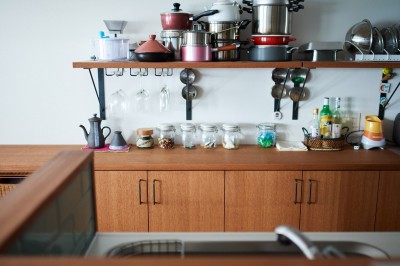 キッチン収納棚 (直感と趣味を大切にした家作りは、一人暮らしならではの醍醐味。)