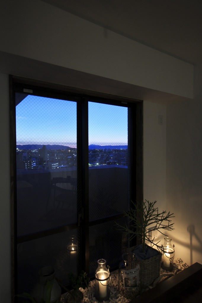 ベッドルーム事例：窓際からの景色（収納でゆるやかに仕切るワンルームの暮らし ～中村区O様邸～）
