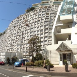 港町を感じる横浜のヴィンテージマンションリノベ-城壁に建つマンション