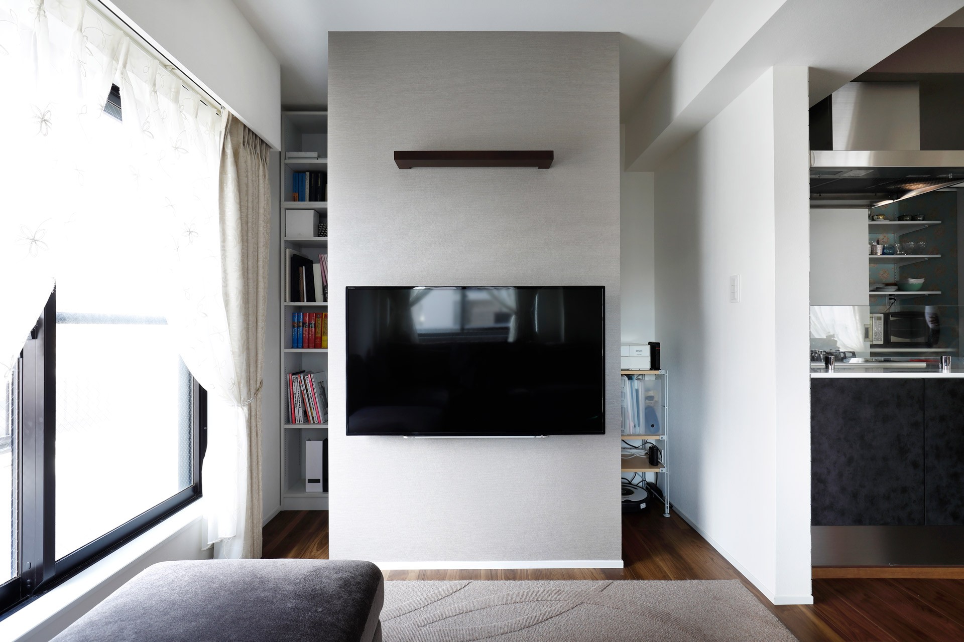 収納事例：壁掛け式テレビの後ろには収納（一見シンプルな住まいながら、来客には見えないオシャレにもこだわった家。）