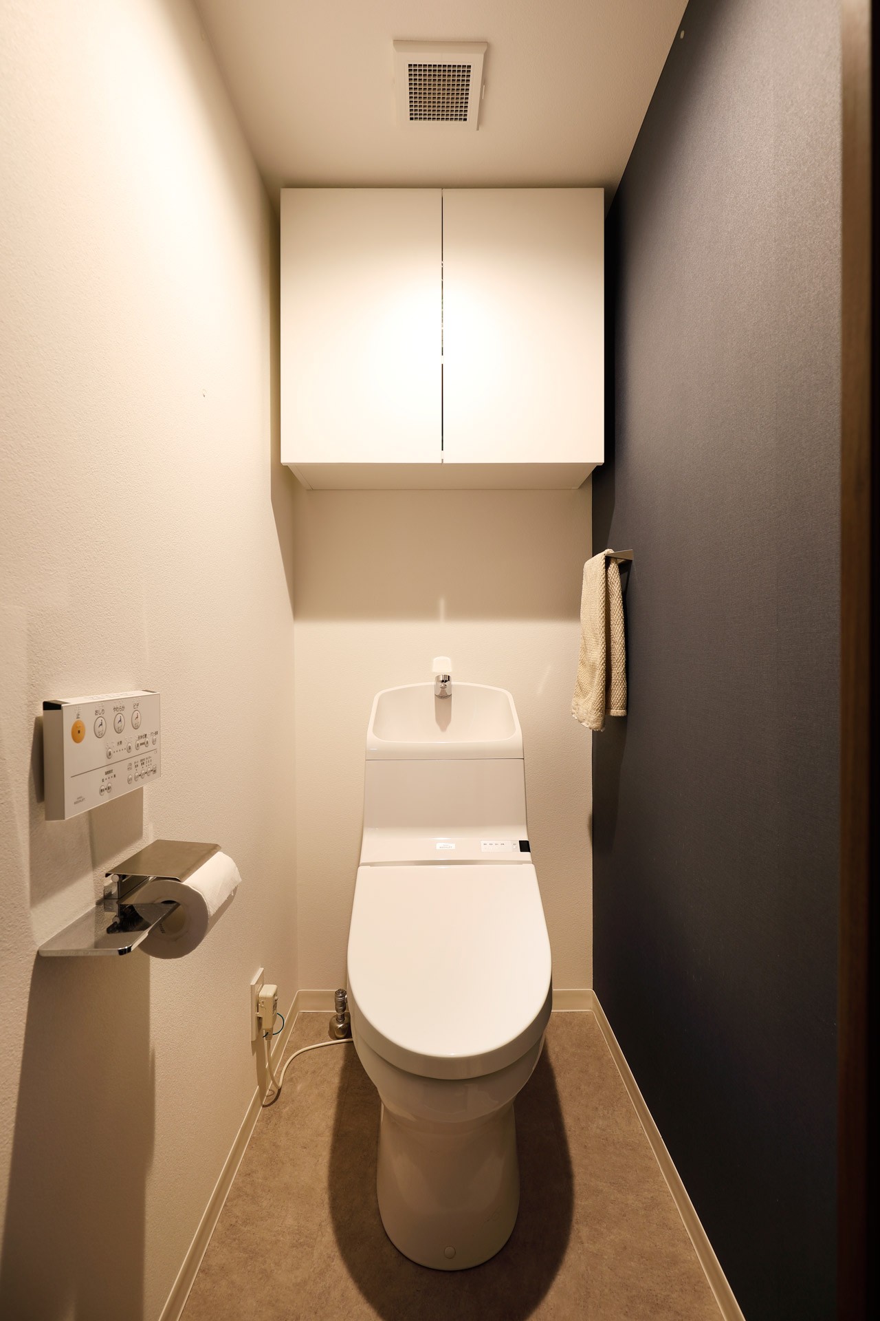 バス/トイレ事例：トイレ（一見シンプルな住まいながら、来客には見えないオシャレにもこだわった家。）