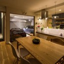 神戸の風景と愛車で挟まれたリビング　ほぼ平屋での生活空間　：　西岡本のガレージハウスの写真 ガレージ　ダイニングキッチン　フロントコート