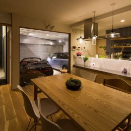 神戸の風景と愛車で挟まれたリビング　ほぼ平屋での生活空間　：　西岡本のガレージハウス