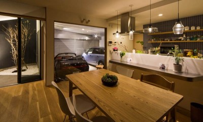 ガレージ　ダイニングキッチン　フロントコート｜神戸の風景と愛車で挟まれたリビング　ほぼ平屋での生活空間　：　西岡本のガレージハウス