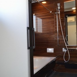 最新バスルームで快適なバスタイムを (茅ヶ崎市Ｋ様邸　シックな装いの省エネルギーハウスにリノベーション)