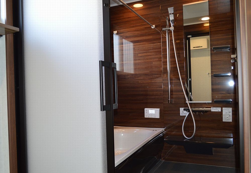 バス/トイレ事例：最新バスルームで快適なバスタイムを（茅ヶ崎市Ｋ様邸　シックな装いの省エネルギーハウスにリノベーション）