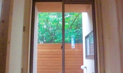 さくら　〜薪ストーブのある木の家〜 (玄関・玄関ホール・坪庭・借景)