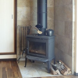 暖炉の周囲はタイル貼りに (時代家具と暖炉のある和モダンな住まい)