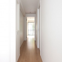 廊下 (高島平の家-敷地形状を活かした伸びやかな住空間)
