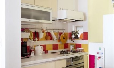 キッチン（コンロ側）｜カラフルな色にこだわった快適空間
