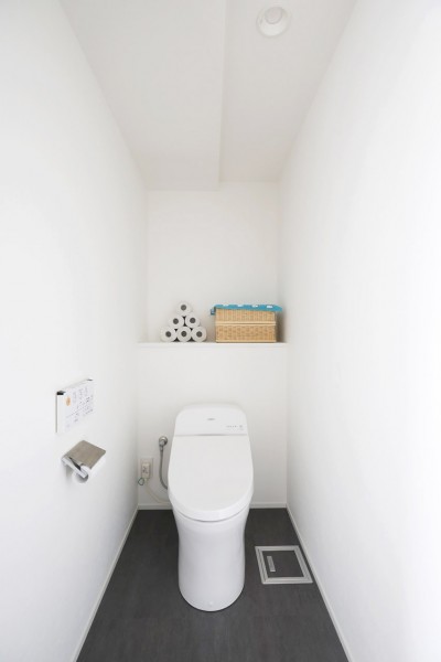 トイレ (玄関が広くドアのない空間は、明るく開放的で暮らしやすさ抜群。)