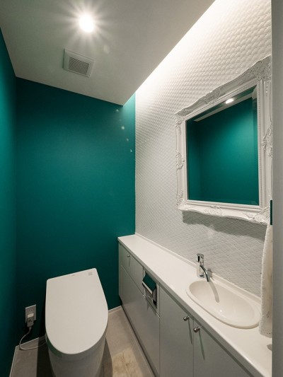 趣のあるタイルのトイレ (望楼の家　すくすくリノベーションvol.10)