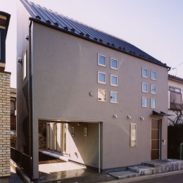 （西東京市）ひばりが丘の木造３階建ての家 (道路斜線を避けた3階建て住宅の外観)