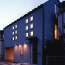（西東京市）ひばりが丘の木造３階建ての家の写真 2階の子供室の12個の小窓が印象的な夕景