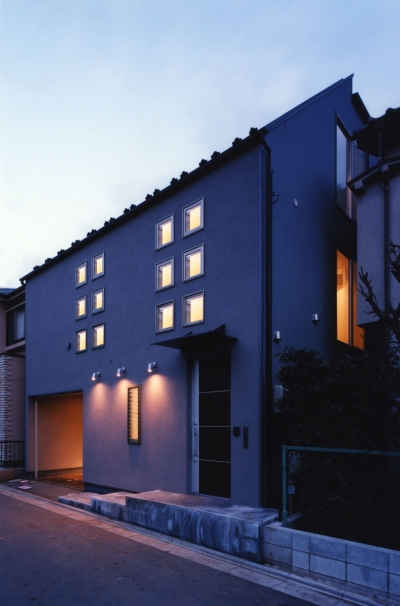 2階の子供室の12個の小窓が印象的な夕景 (（西東京市）ひばりが丘の木造３階建ての家)