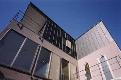 庭からの見上げた外観.3階はガルバリウム鋼板葺き (（西東京市）ひばりが丘の木造３階建ての家)