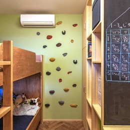 子供室の黒板壁とボルダリング壁 (DK STYLE すくすくリノベーションvol.7)