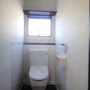 白と黒を基調としたシンプルモダンな家の写真 トイレ