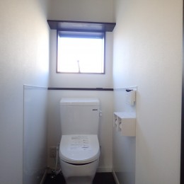 白と黒を基調としたシンプルモダンな家 (トイレ)