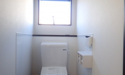 白と黒を基調としたシンプルモダンな家 (トイレ)