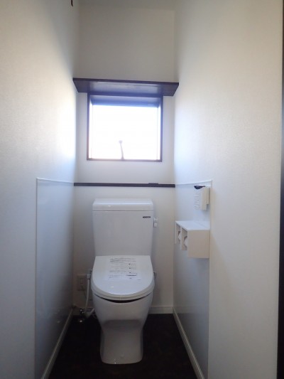 トイレ (白と黒を基調としたシンプルモダンな家)