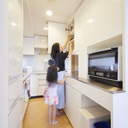 A邸-こだわりの収納と、家族それぞれの空間つくり (キッチン)