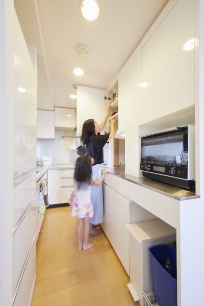 キッチン (A邸-こだわりの収納と、家族それぞれの空間つくり)