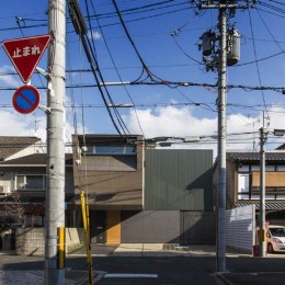 京都の中心でゆったりと時間の流れるプライベートコートを持つ生活空間　：　丸太町の住宅