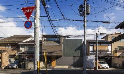 京都の中心でゆったりと時間の流れるプライベートコートを持つ生活空間　：　丸太町の住宅 (外観　街並みと)