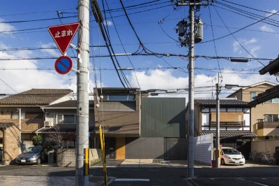 京都の中心でゆったりと時間の流れるプライベートコートを持つ生活空間　：　丸太町の住宅 (外観　街並みと)