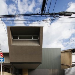 京都の中心でゆったりと時間の流れるプライベートコートを持つ生活空間　：　丸太町の住宅 (外観)