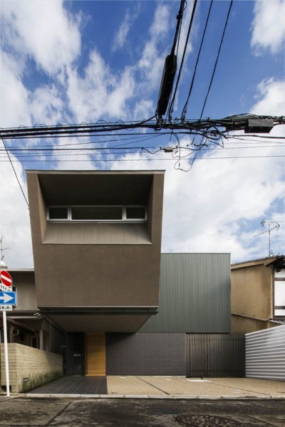 京都の中心でゆったりと時間の流れるプライベートコートを持つ生活空間　：　丸太町の住宅 (外観)