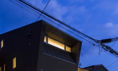 京都の中心でゆったりと時間の流れるプライベートコートを持つ生活空間　：　丸太町の住宅 (外観　夕景)