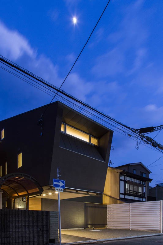 その他事例：外観　夕景（京都の中心でゆったりと時間の流れるプライベートコートを持つ生活空間　：　丸太町の住宅）