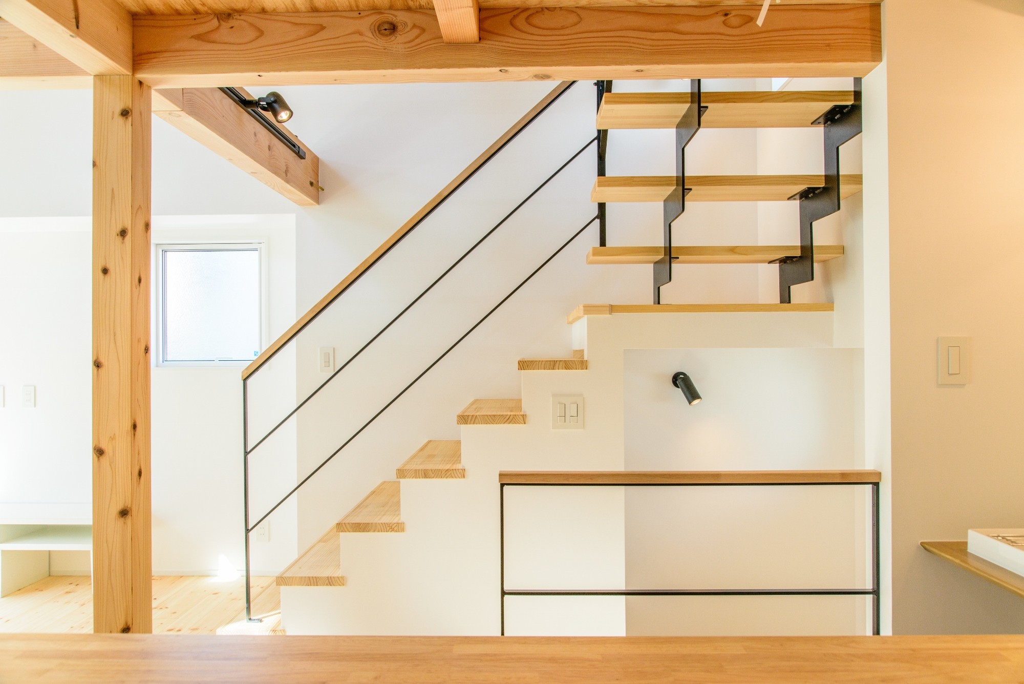 2枚目 階段 格子壁の住宅 その他事例 Suvaco スバコ