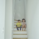 “ご近所さん”感覚の二世帯住宅の写真 内階段
